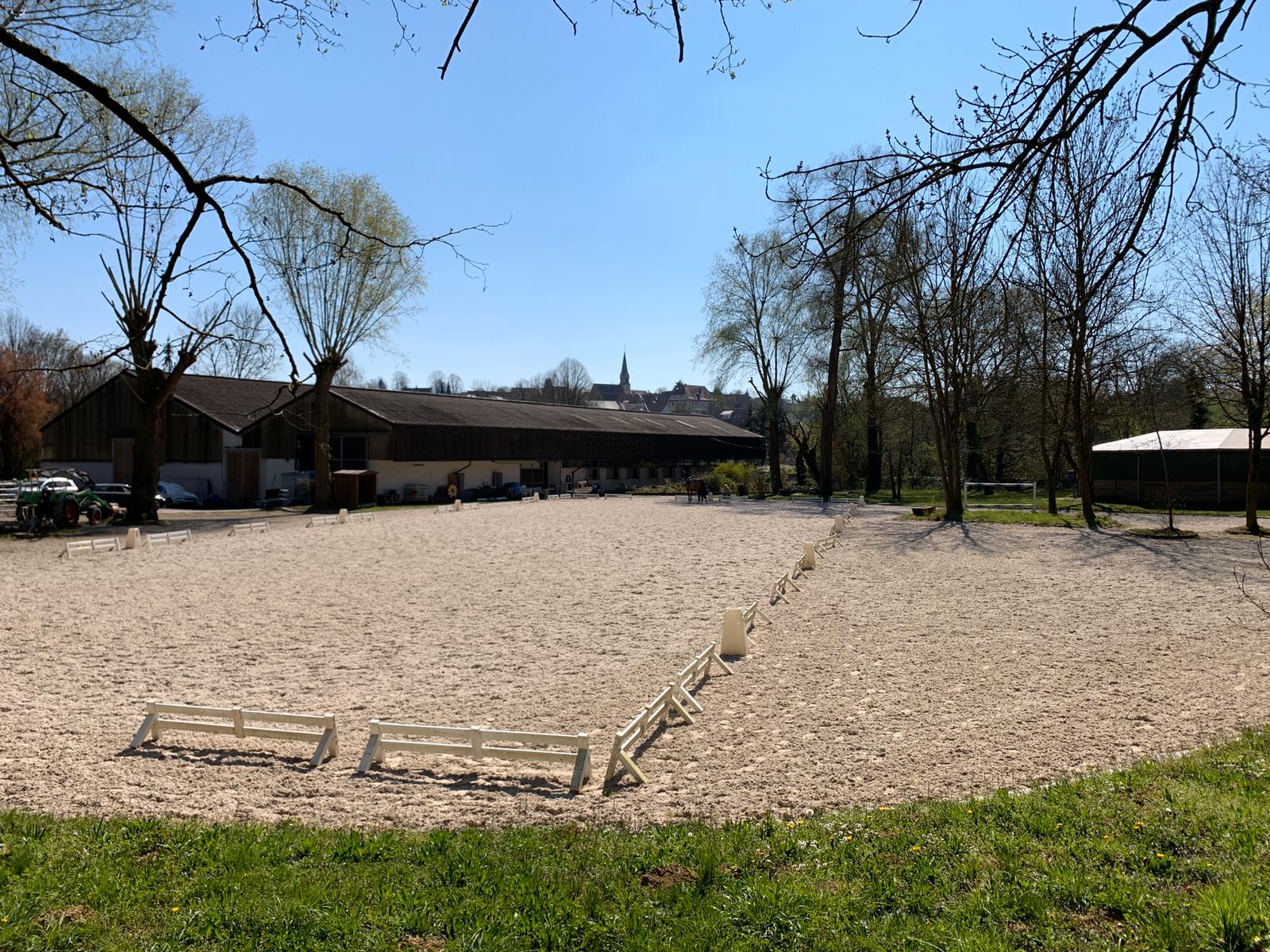 Sandplatz mit Dressurviereck